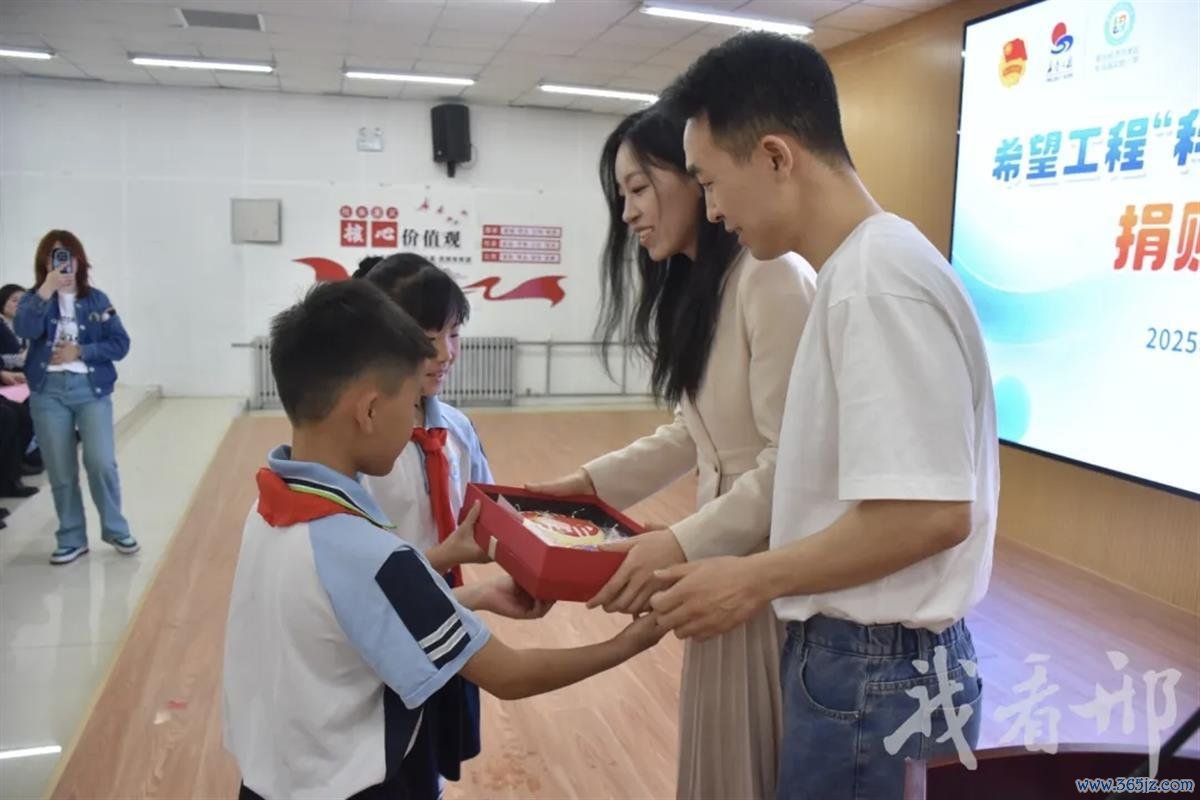 董阔和杨赞旭收到孩子的礼物
